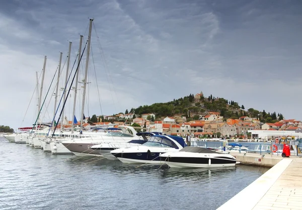 Oude haven of jachthaven en stenen huizen, Kroatië Dalmatië — Stockfoto