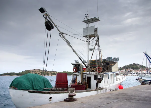 Fischerboot im Hafen, Hafen — Stockfoto