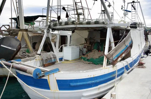 Barca da pesca in porto, porto — Foto Stock