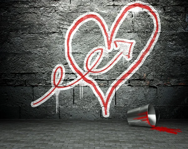 Граффити стена со стрелкой и знаком сердца, на заднем плане улицы — стоковое фото