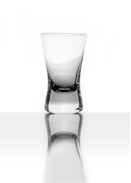 Пустой стакан водки, белый фон — стоковое фото