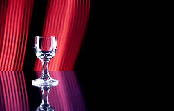 Verre d'alcool sur fond disco, fête — Photo