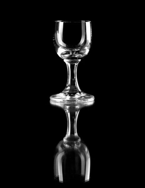 Пустой стакан водки изолирован на черный Лицензионные Стоковые Изображения