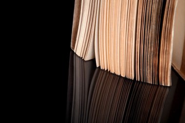 vintage sayfalarına yansıyan açık eski kitap