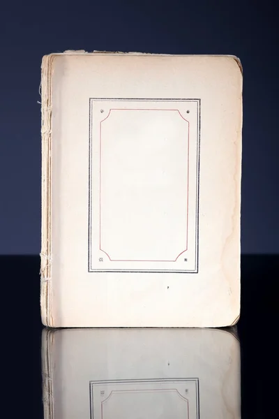 Página de livro antigo com moldura vintage refletida — Fotografia de Stock