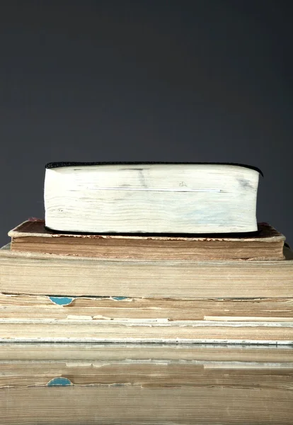 Montón de libros antiguos en la oscuridad — Foto de Stock