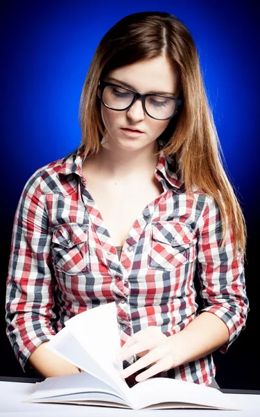 Calma giovane donna con occhiali nerd imparare diligentemente — Foto Stock