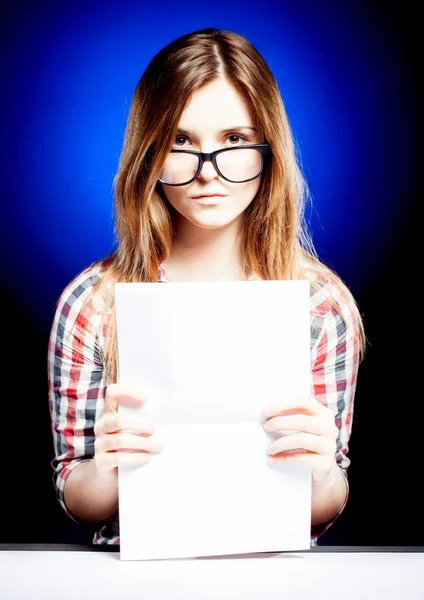 Menina com caderno de exercícios olhando através dos óculos nerd — Fotografia de Stock