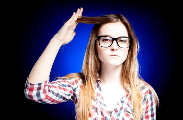 Fille avec des lunettes nerd tenant ses cheveux — Photo