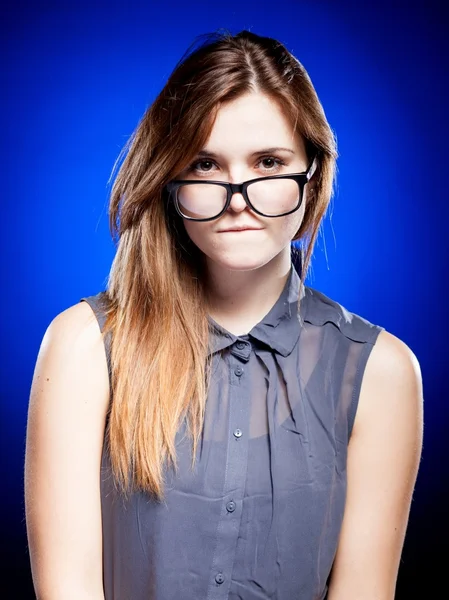 Jovem mulher olhando através dos óculos nerd — Fotografia de Stock