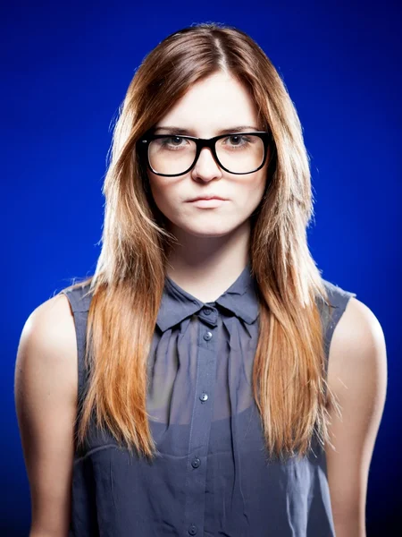 Rígida jovem com óculos nerd — Fotografia de Stock