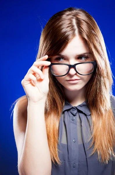 Ścisłe młoda kobieta z frajerem okulary — Zdjęcie stockowe