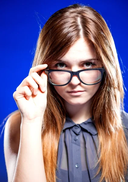 Mujer joven estricta con gafas nerd — Foto de Stock