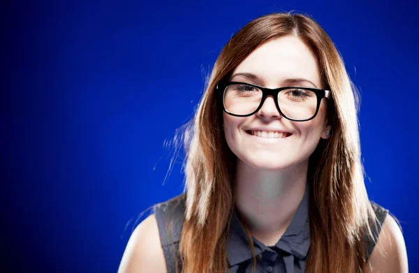 Ung kvinna med härliga leende och nörd glasögon — Stockfoto