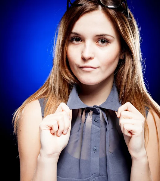 Portrait de femme tenant le collier — Photo