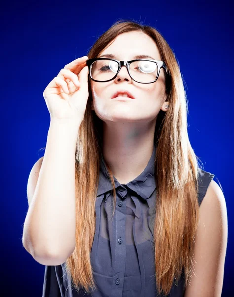 Strikt ung kvinna håller nörd glasögon — Stockfoto