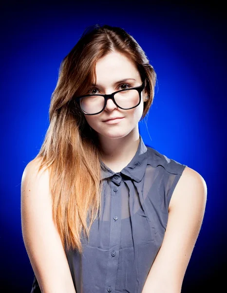 Mujer joven mirando a través de las gafas nerd —  Fotos de Stock