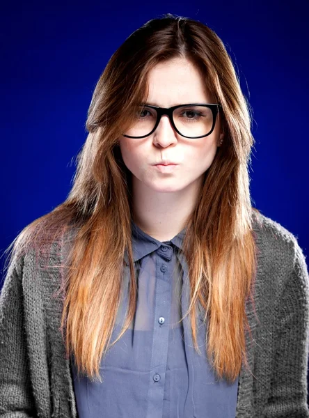 Stricte jeune femme avec nerd lunettes et mamie pull — Photo