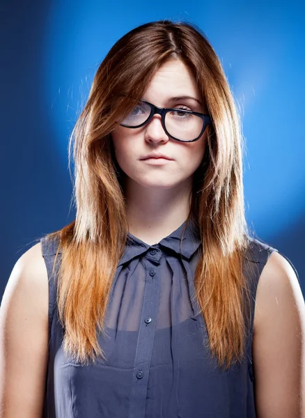 Enttäuschte junge Frau mit Nerd-Brille, verwirrtes Mädchen — Stockfoto