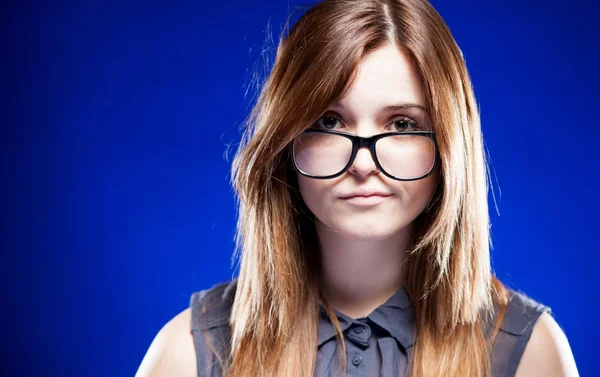 Deluso giovane donna con occhiali nerd, ragazza rigorosa — Foto Stock