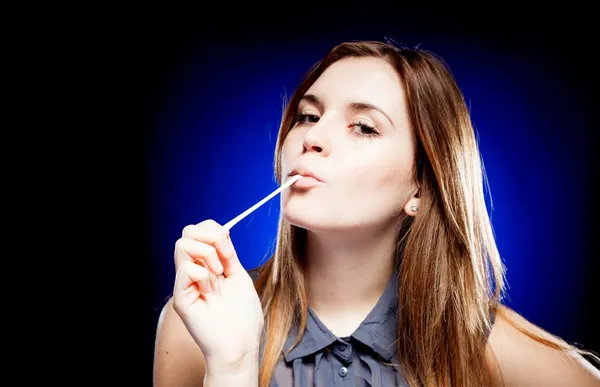 Beleza jovem mulher com chiclete — Fotografia de Stock