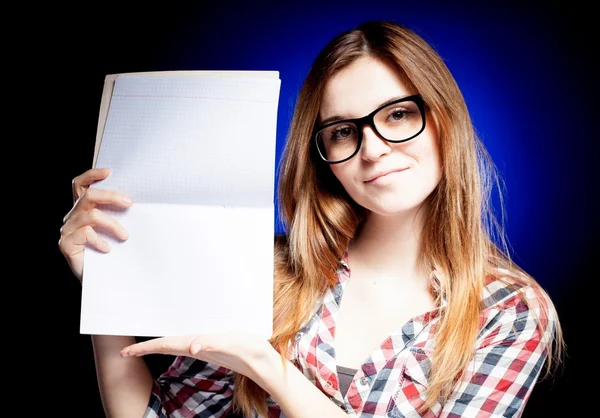 Felice ragazza con occhiali nerd tenendo libro di esercizi — Foto Stock