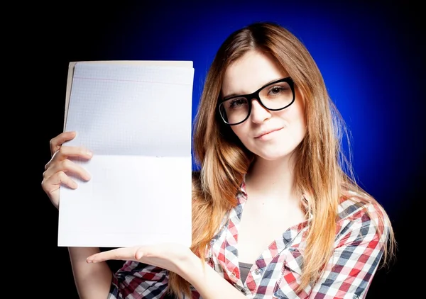 Chica joven feliz con gafas nerd celebración de libro de ejercicios — Foto de Stock