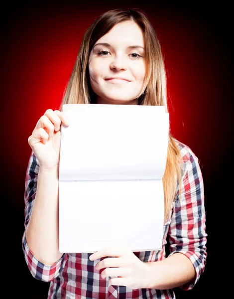 Sonriente y orgullosa joven sosteniendo libro de ejercicios —  Fotos de Stock