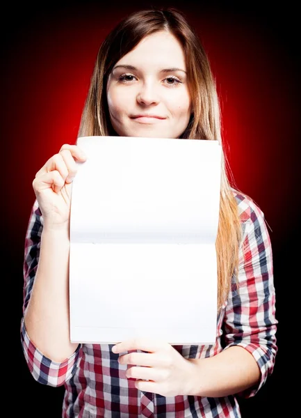 Sonriente y orgullosa joven sosteniendo libro de ejercicios —  Fotos de Stock