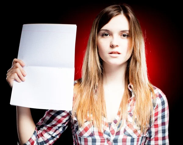 Orgullosa joven sosteniendo libro de ejercicios — Foto de Stock