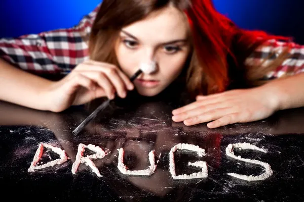 Woman snorting cocaine or amphetamines, drug addiction — Stock Photo, Image