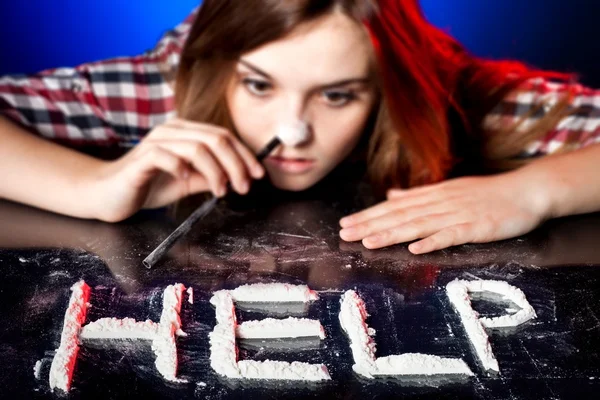 Mulher a cheirar cocaína ou anfetaminas, ajuda — Fotografia de Stock