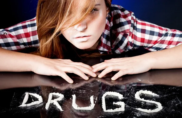 Jonge vrouw met drugsverslaving — Stockfoto