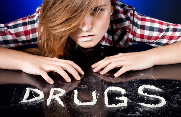 Jonge vrouw met drugsverslaving — Stockfoto