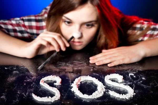 Kvinna frustande kokain eller amfetamin, sos — Stockfoto