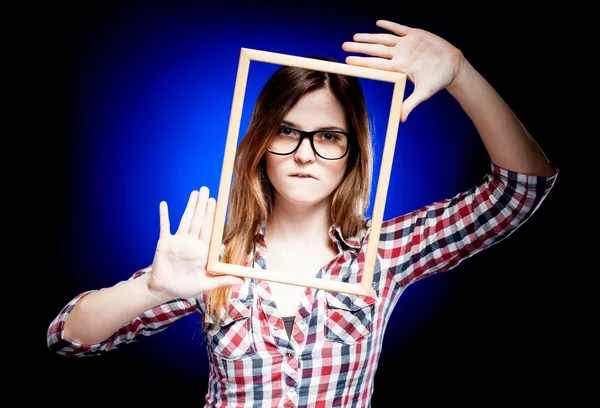 Mulher com óculos nerd e moldura em torno de seu rosto — Fotografia de Stock