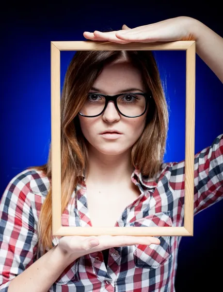 Vrouw met nerd bril en frame rond haar gezicht — Stockfoto