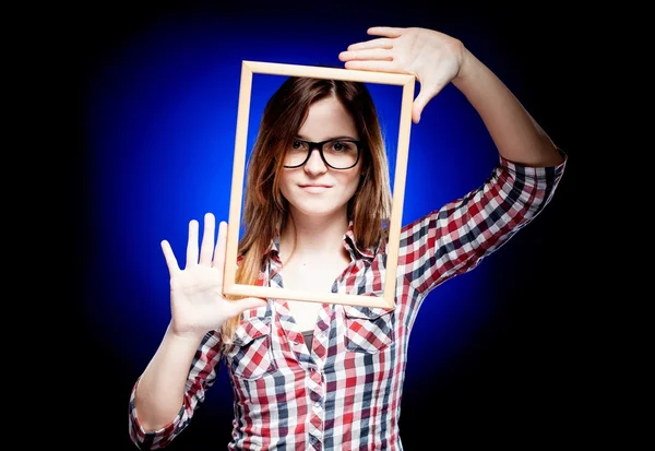 Frau mit Nerd-Brille und Rahmen um das Gesicht — Stockfoto