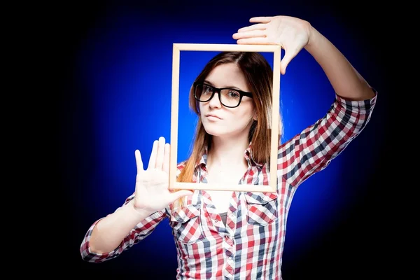 Mujer con gafas nerd y marco alrededor de su cara —  Fotos de Stock