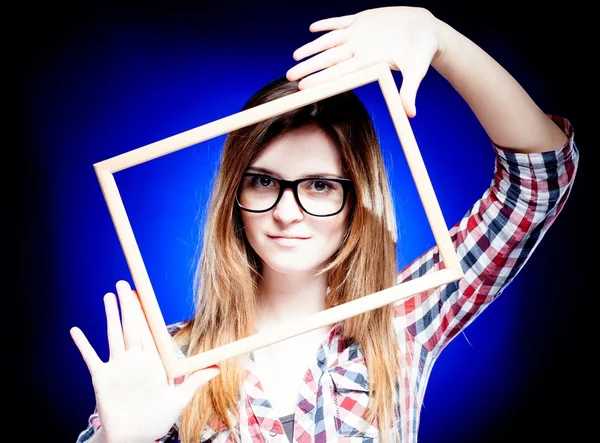 Femme avec des lunettes nerd et cadre autour de son visage — Photo