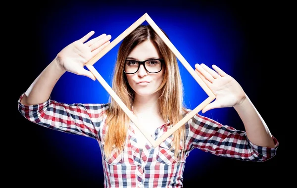 Vrouw met nerd bril en frame rond haar gezicht — Stockfoto