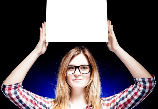 Mujer con gafas nerd sosteniendo marco vacío — Foto de Stock