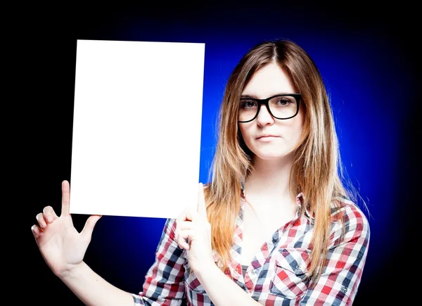 Mulher com óculos nerd segurando quadro vazio, copyspace — Fotografia de Stock