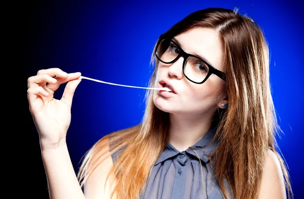 Porträt einer strengen jungen Frau mit Nerd-Brille und Kaugummi — Stockfoto