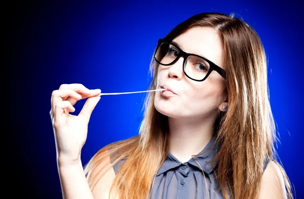 Porträt einer strengen jungen Frau mit Nerd-Brille und Kaugummi — Stockfoto
