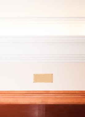 boş metal plaka aydınlatmalı korniş üzerine