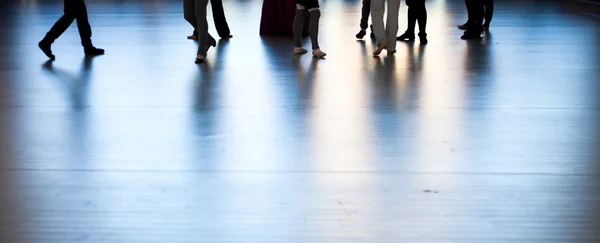 Mulheres dançando pés refletidos no chão — Fotografia de Stock