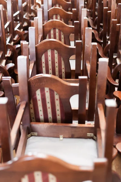 Gestapelde houten klassieke stoelen, vintage objecten — Stockfoto