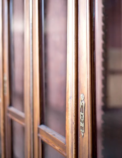 Lock on wooden cabinet, detail of classic furniture — Stock Photo, Image