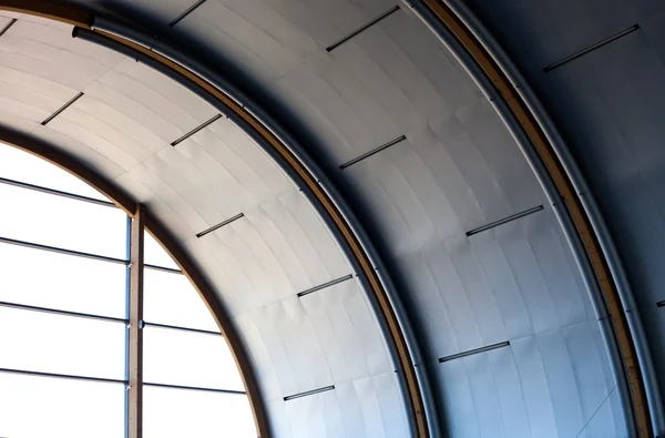 Intérieur industriel avec grandes fenêtres et plafond métallique — Photo